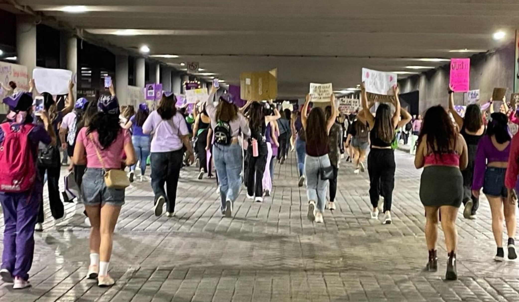 Menores detenidos en marcha del 8M en Nuevo León son liberados